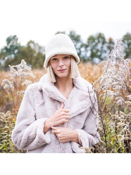 Slušivý klobouk na podzim a zimu béžový