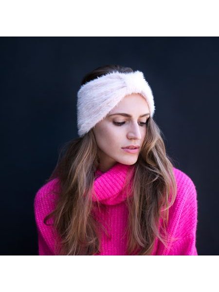 Šedá chlupatá čelenka