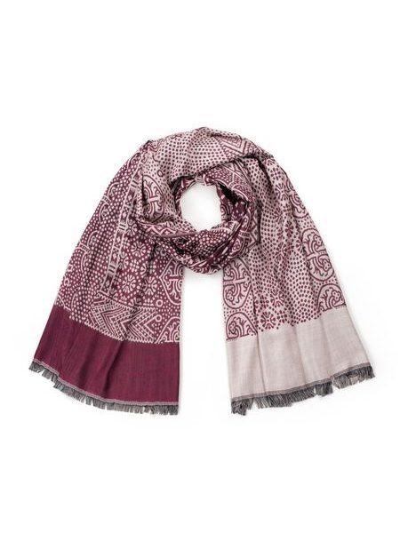 Elegantní šála s klasickými motivy