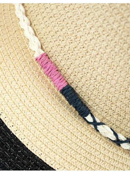 Klobouk se zdobeným lemem