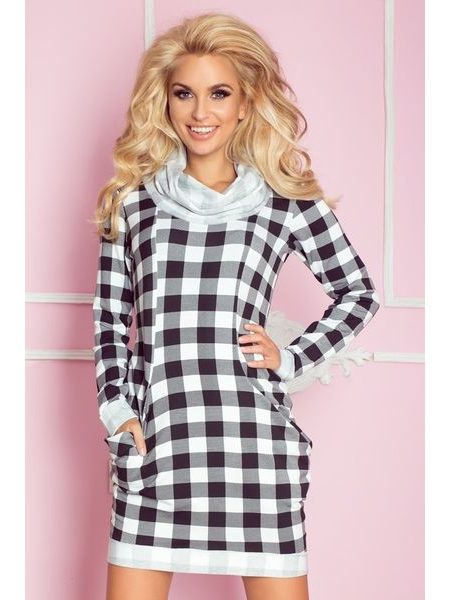 Sportovní šaty s černobílými kostkami, kapsami a volným rolákem