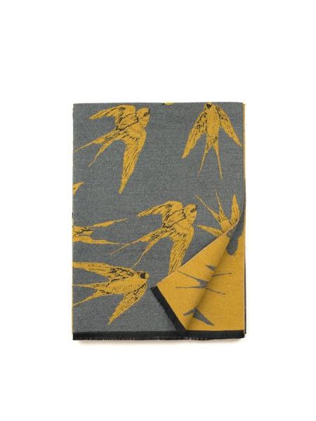 Krásná zimní šála zdobená zvířecím motivem šedá