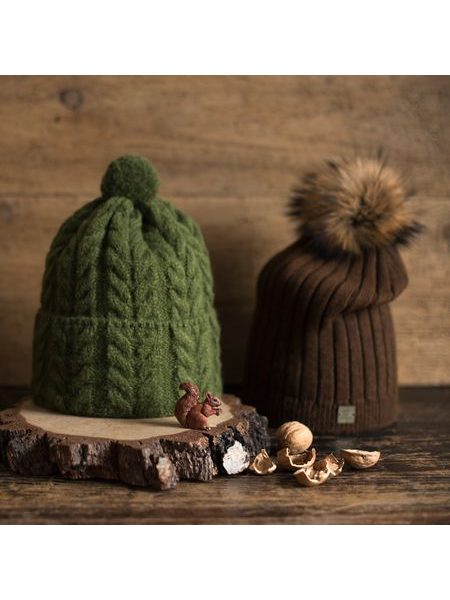 Pletená čepice s bambulí hořčicová