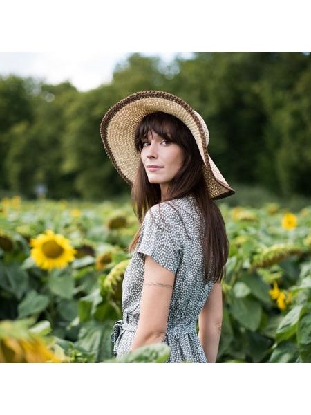 Lehký klobouk se širokým lemem