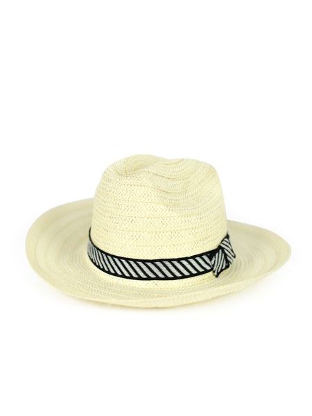 Světlý klobouk s jemnou černobílou mašlí