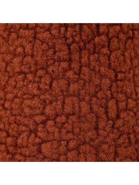 Slušivý černý klobouk na podzim a zimu