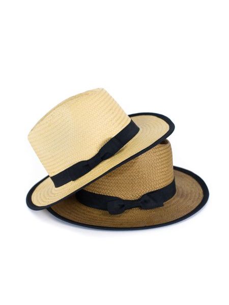 Klobouk s černým lemem a mašlí