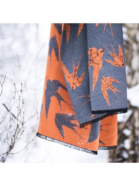 Krásná zimní šála zdobená zvířecím motivem šedá