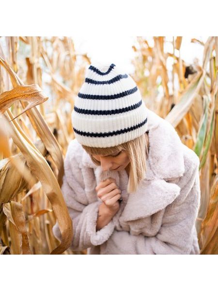 Bílá Čepice s Černými Pruhy