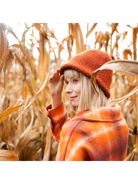 Slušivý černý klobouk na podzim a zimu