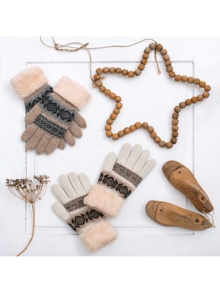 Šedé teplé rukavice se vzorem