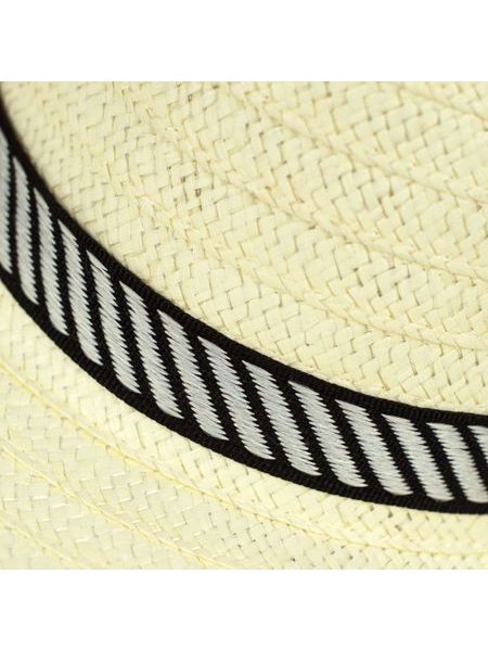 Světlý klobouk s jemnou černobílou mašlí