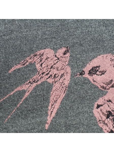 Krásná zimní šála zdobená zvířecím motivem šedá