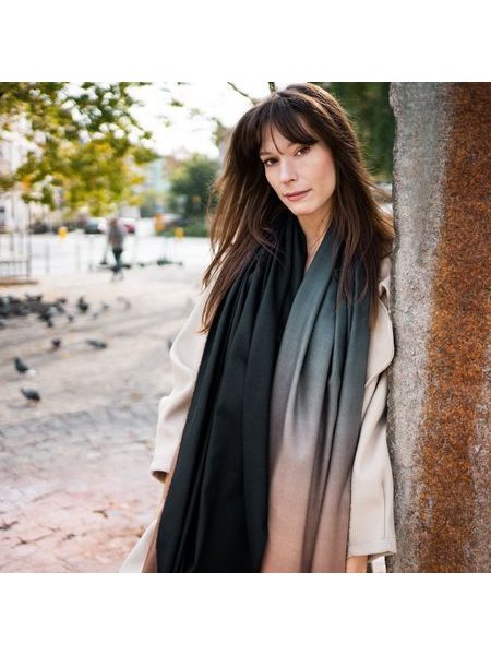 Elegantní šála černobéžová