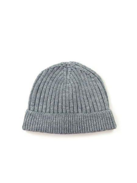 Černá čepice s pruhy