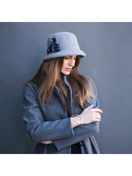 Šedý klobouk s kožešinou