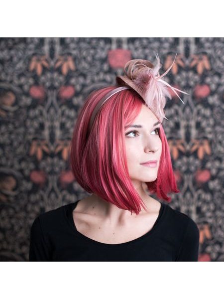 Elegantní bílý fascinátor