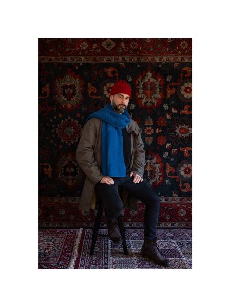 Černá čepice s pruhy