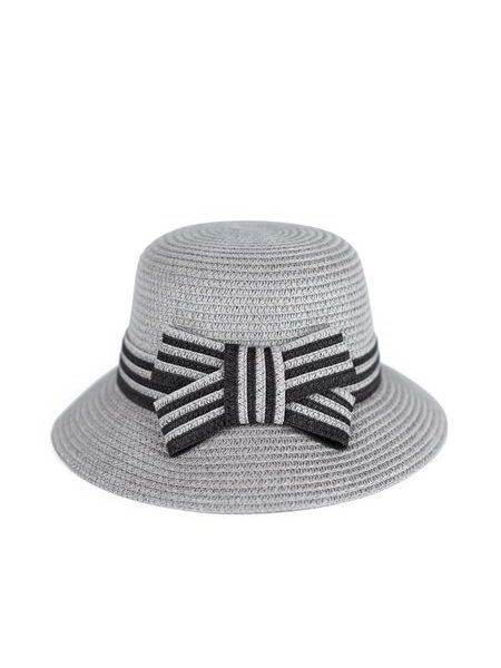 Klobouk se zdobeným lemem