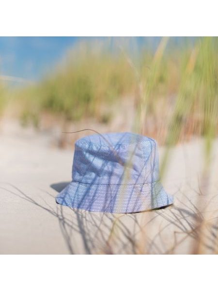 Světle modrý látkový klobouk s jemnými proužky