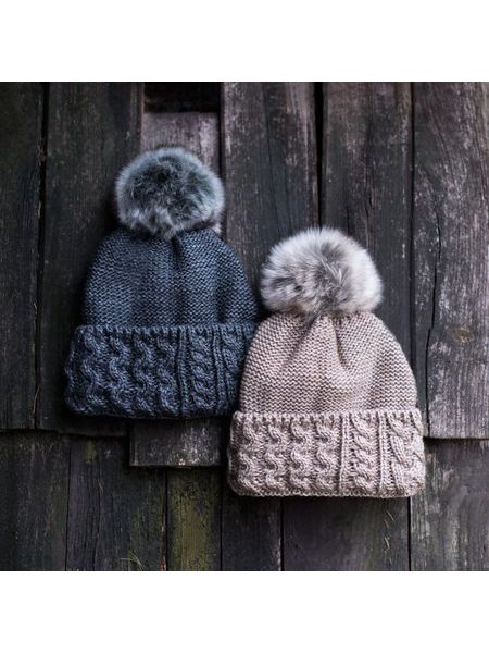 Zimní čepice s bambulí tmavě fialová