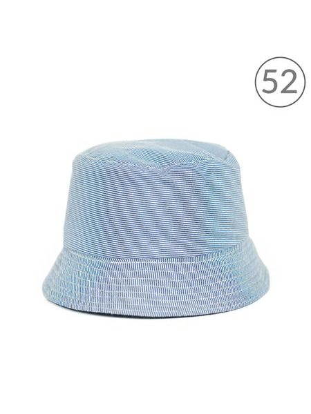 Světle modrý látkový klobouk s jemnými proužky