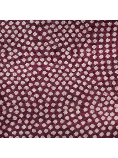 Elegantní šála s klasickými motivy