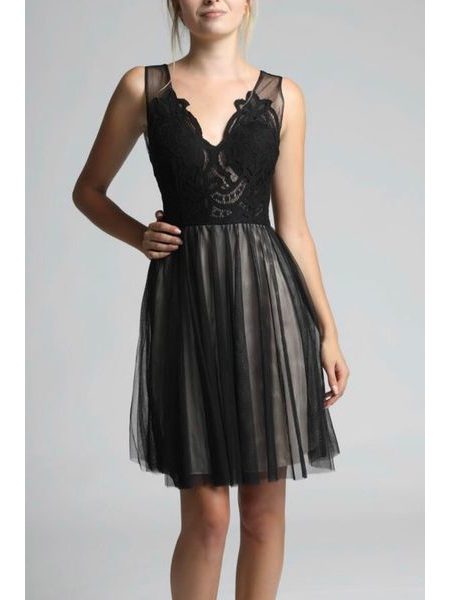 Krátké černé společenské šaty