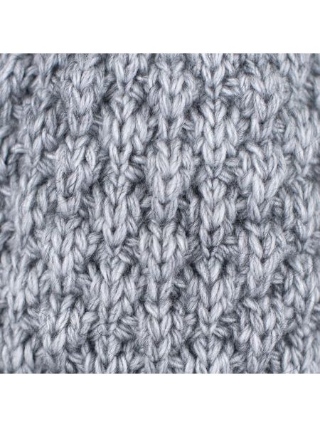 Čepice s tmavou bambulí světle šedá