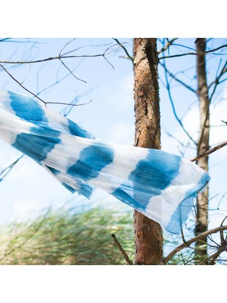 Jemná jarní pruhovaná šála modrá