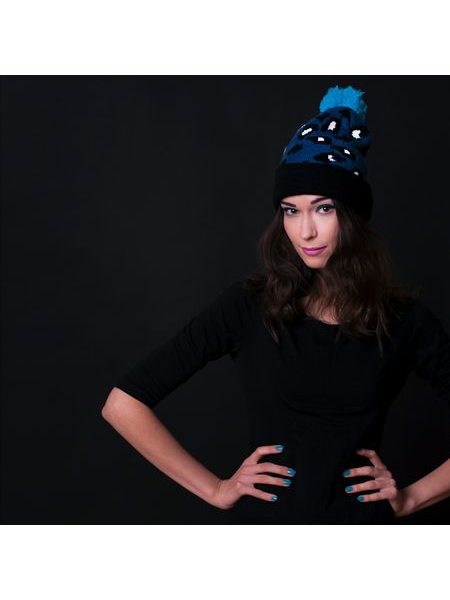 Tmavě modrá čepice s růžovou bambulí