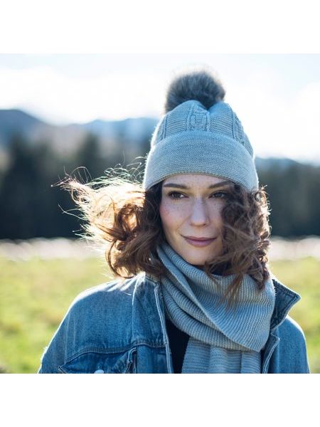 Elegantní Zimní Čepice se Šedou Bambulí