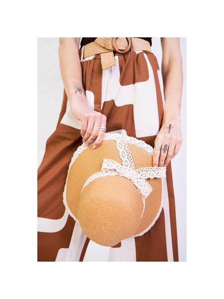 Klobouk se zdobeným lemem