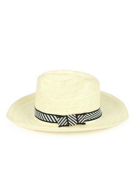 Světlý klobouk s jemnou černobílou mašlí