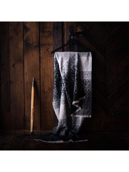 Elegantní šála s geometrickými tvary bíločerná