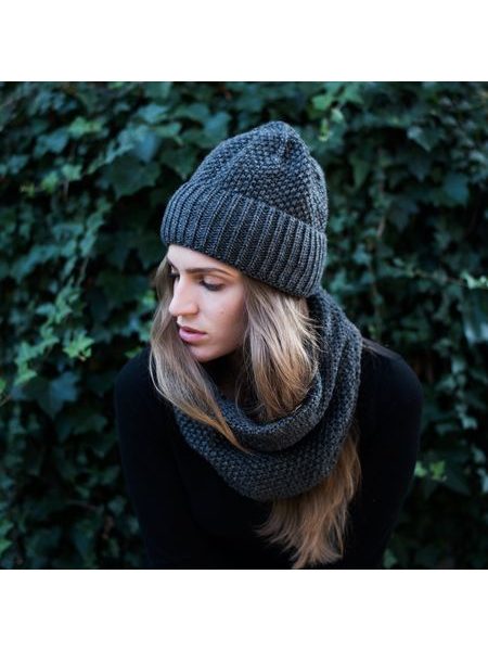 Pletená dámská elegantní čepice se šálou grafitová