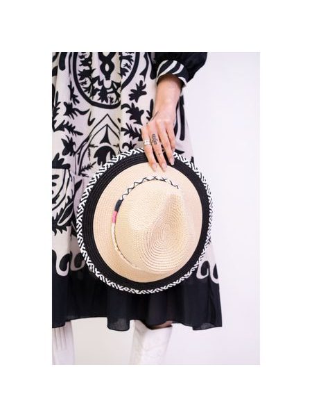 Klobouk se zdobeným lemem