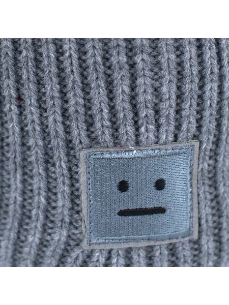 Zimní čepice s poker face motivem šedá