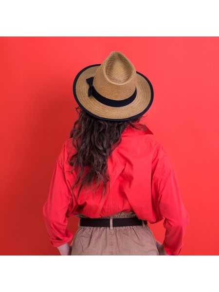 Klobouk s černým lemem a mašlí