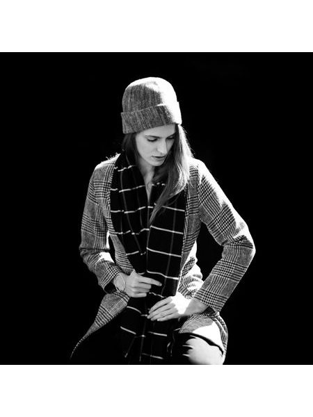 Elegantní zimní vlněná čepice tmavě šedá