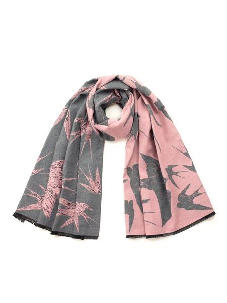 Krásná zimní šála zdobená zvířecím motivem šedá