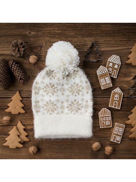 Čepice se zimním vzorem bílá