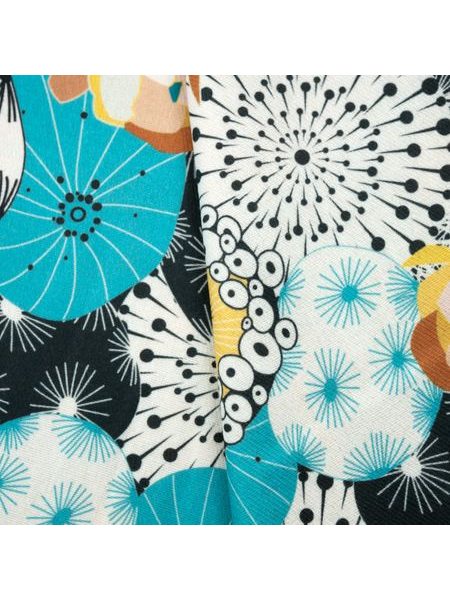 Šál s modrými květy