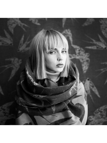 Krásná zimní šála zdobená zvířecím motivem šedá