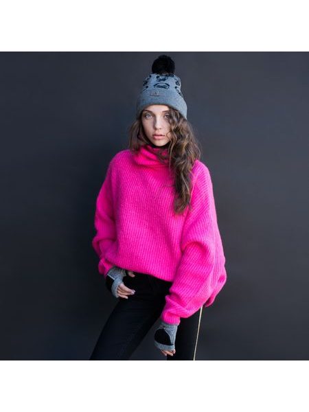 Šedá čepice s mopsem a bambulí