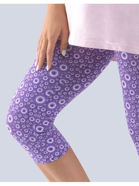 Dámské kalhoty 3/4 pyžamové dámské, 3/4 kalhoty, šité, bokové, s potiskem 19804P - tm. fialová fruktóza