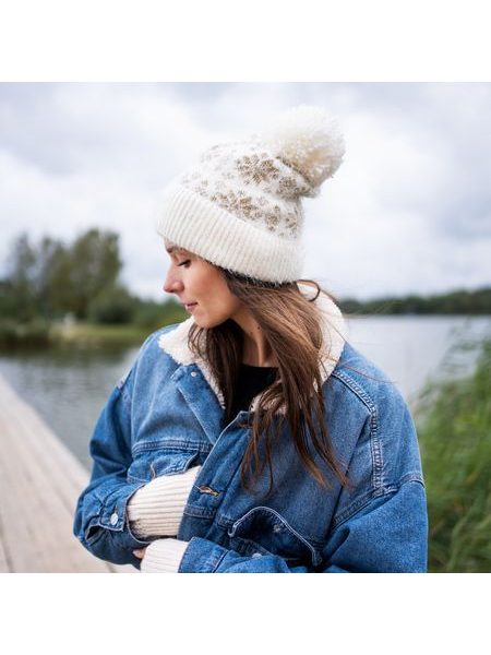 Čepice se zimním vzorem bílá