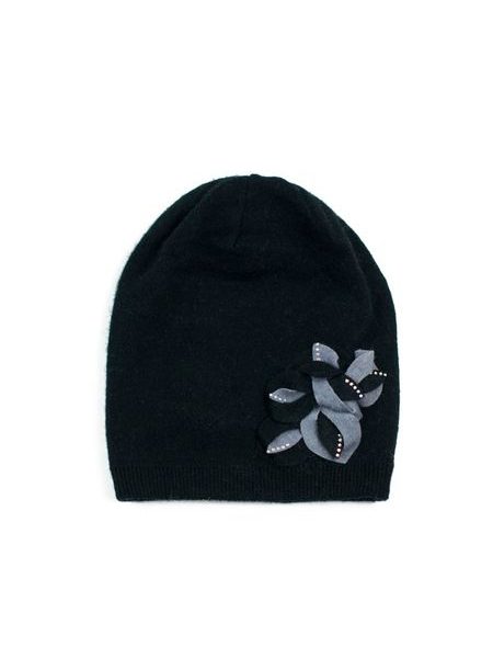Černá zimní čepice s lístky