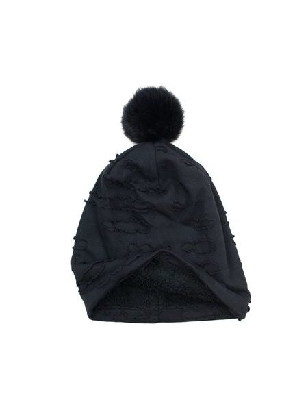 Černá čepice s bambulkou