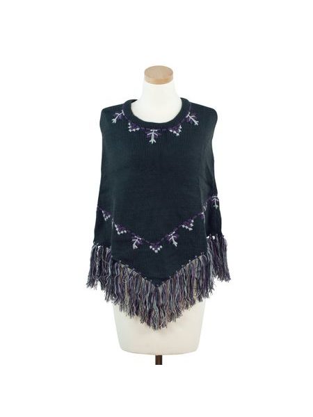 Pončo zdobené třásněmi a vyšíváním